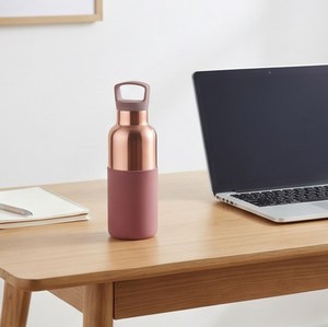 Botella de Agua de Acero Inoxidable y Cobre con Diseño Simple en Oro Rosa Puro, con Funda de Silicona Rosa y Asa Integrada - Product Image 3