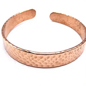 Brazalete Abierto de Cobre Puro Hecho a Mano con Superficie Texturizada y Patrón Martillado, Cobre Sólido de Alta Resistencia - Product Image 3