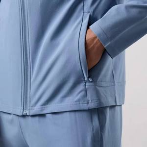 Un ensemble de survêtement élégant pour homme, composé d'un haut et d'un pantalon, offrant un look athlétique et raffiné, idéal pour les séances d'entraînement et les moments décontractés. - Product Image 5