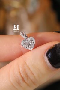 Fournisseur de bijoux fins sur mesure - Pendentif en or blanc 14 carats en forme de cœur avec diamants baguette pour la vente en gros - Product Image 3