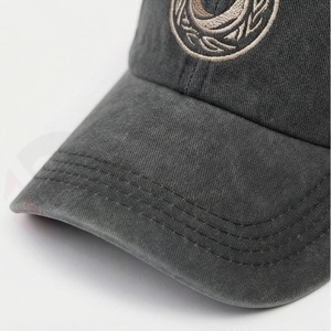 Gorra de béisbol de mezclilla negra lavada con emblema de nudo circular bordado, diseño para mujer, estilo moderno, cómoda y a la moda. - Product Image 4