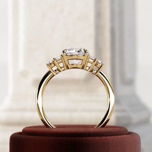 Bague de fiançailles élégante avec cinq pierres de diamant de laboratoire rondes brillantes de 2 carats, certifiées IGI E VS1, diamants CVD, or 14k/18k - Product Image 2