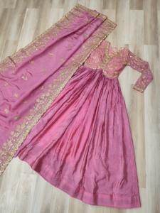 Traje Anarkali Moderno de Seda Listo para Usar con Bordado y Lentejuelas para Fiestas, Bodas y Diwali (Largo hasta el Suelo) - Product Image 4