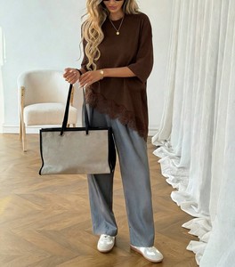 Camiseta Oversize Marrón para Mujer con Ribete de Encaje, Dobladillo Asimétrico, Manga Corta, Hombros Caídos, Bordado de Toalla y Logotipo Personalizado, Top de Algodón - Product Image 5