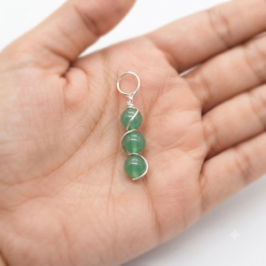 Pendentif en jade vert naturel avec perles rondes enroulées de fil, gravé, tendance mode, du Gujarat - Cadeau d'affaires et Fête des Mères - Product Image 4