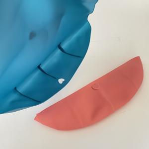 Bavoir en silicone pour adultes, réglable et lavable, imperméable avec poche récupératrice de miettes, qualité alimentaire, compatible lave-vaisselle, pour hommes et femmes, soins aux personnes âgées - Product Image 5