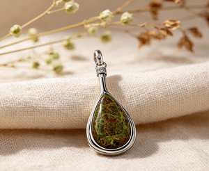 Pendentif en argent Art Palace avec pierre précieuse en jaspe vert naturel taille poire pour la création de colliers - Product Image 1