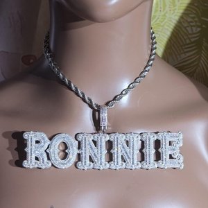Collier Pendentif Personnalisé avec Initiales Serties de Diamants Moissanite, Style Hip Hop Bling, Bijoux pour Hommes - Product Image 3