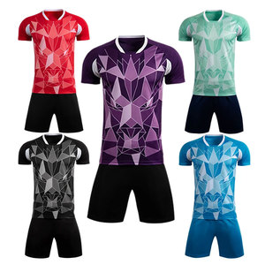 Nouvelle conception, uniforme de football personnalisable, vêtements de sport de haute qualité, fabrication en usine, ensemble d'uniformes de football unisexe par sublimation - Product Image 1