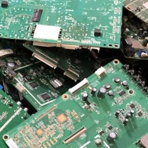 Déchets de carte mère verte avec composants électroniques - Product Image 1