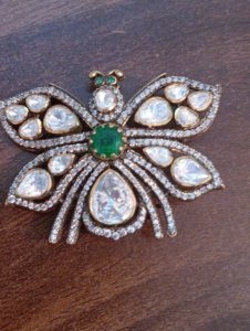 Broche unisexe de luxe Amaira Jewels en argent sterling, motif paon vintage, avec strass en cristal et pierre centrale verte taille poire, pour usage quotidien - Product Image 5