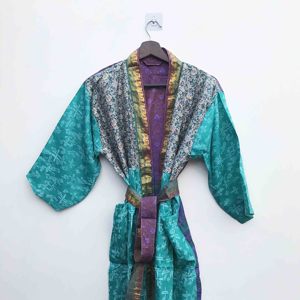 Kimono indio vintage reciclado de sari, patchwork floral sólido, transpirable, de secado rápido, cómodo, de seda japonesa, para playa o como pareo nupcial. - Product Image 1