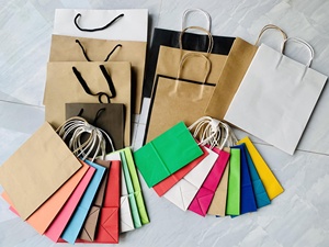 Sacs shopping en papier kraft personnalisés avec poignées torsadées, recyclables, style classique, pour entreprises et shopping - Product Image 4