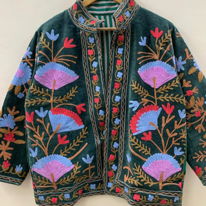 Veste courte en velours vert doux brodée Suzani, veste de printemps, manteau d'inspiration vintage ouzbèque, veste de fête bohème pour femmes, cadeaux - Product Image 1