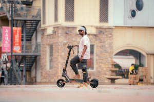 Patinete Eléctrico Plegable G2, 48V 15Ah, Llantas de 10 Pulgadas, Frenos Dobles, Suspensión de Resorte, Pantalla Táctil, Motor de 200W, Ideal para Desplazamientos - Product Image 6