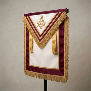 Tablier maçonnique en cuir brodé sur mesure avec franges et pompons dorés, résistant à l'eau, avec rabat carré en V - Product Image 3