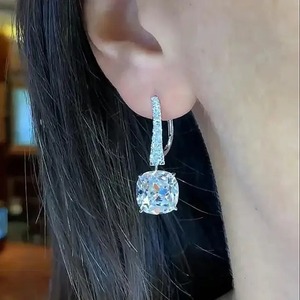 Boucles d'oreilles pour femmes en argent sterling 925 plaqué or blanc et jaune, serties de moissanite de qualité supérieure, taille coussin exquise - Product Image 5