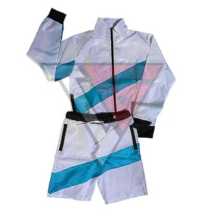 Conjunto deportivo de 2 piezas para hombre, con forro de malla personalizado ODM, chaqueta cortavientos con cremallera y pantalones cortos deportivos. - Product Image 4