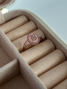Anillo de Sello Ovalado Gótico Vintage Personalizado con Inicial, Joyería Gótica Delicada, Anillo con Letra Personalizada, Regalo de Boda para Mamá, Anillo Unisex de Plata - Product Image 4