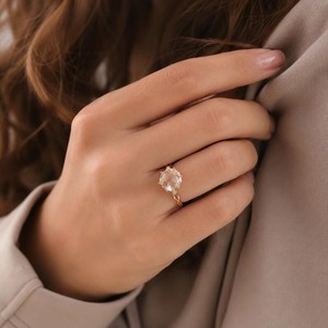 Bague solitaire en or massif 10K 14K 18K avec diamant de laboratoire taille ronde rose, certifié IGI, couleur DEF, clarté VS VVS, motif infini torsadé - Product Image 1