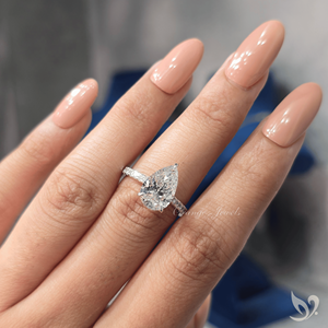 Bague de fiançailles de luxe en or blanc 10K avec diamant de laboratoire en forme de poire 3 carats, sertie pavé style Cathédrale, certifiée IGI - Product Image 4