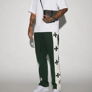 Pantalon de jogging décontracté pour homme vert avec bande latérale blanche et motif croisé noir, taille élastique et cordon de serrage - Product Image 1