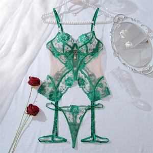 Set <span class=keywords><strong>di</strong></span> <span class=keywords><strong>Lingerie</strong></span> <span class=keywords><strong>di</strong></span> <span class=keywords><strong>Lusso</strong></span> a Tre Pezzi per Donna, Corsetto Sexy <span class=keywords><strong>di</strong></span> Alta Qualità, Intimo Nero Trasparente con Ricami Rossi - Product Image 5