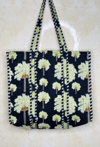 Bolso de mano hecho a mano con diseño de palmera |   Bolso de Hombro Acolchado de Algodón |   Bolsa de Compras con Estampado Tropical |   Bolsa de compras para mujer - Product Image 4