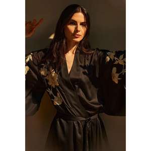 Robe longue décontractée noire en satin pour femme, avec ceinture brodée florale, style lounge spa de luxe, écologique et naturelle - Product Image 3