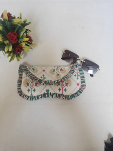 Étui à lunettes de soleil matelassé blanc à fleurs Shree Balajee pour femmes |   Pochette pour lunettes en coton doux faite à la main, modèle Q P-1 - Product Image 5