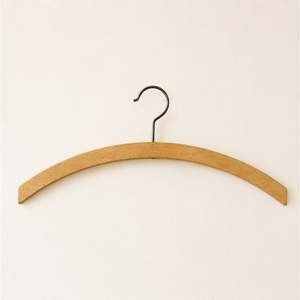 Perchas Ecológicas de Madera de Haya en Forma de Media Luna, Antideslizantes, para Ropa, Ideales para Boutiques y Tiendas de Ropa de Lujo - Product Image 5