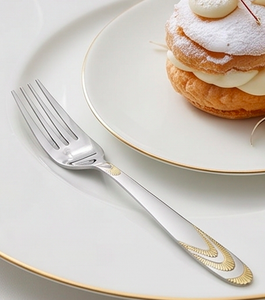 Elegante juego de cubiertos con detalles dorados, metal pulido a espejo, apto para lavavajillas, ideal para servicio de comidas en bodas. - Product Image 3
