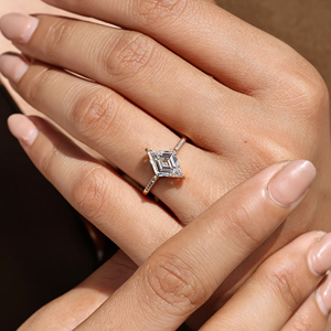 Anillo de Diamante con Corte Lozenge Exclusivo en Engaste Seguro de Puntas de Brújula, Oro de 10KT, 14KT, 18KT, Joyería Nupcial de Diamantes Cultivados en Laboratorio, Proveedor Mayorista - Product Image 6