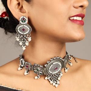 Parure de collier ras-du-cou de mariée en argent oxydé avec boucles d'oreilles Jhumka à sertissage clos, ornée de pierres multiples et de perles pendantes, style traditionnel pour fiançailles - Product Image 2