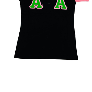 Camiseta negra de manga corta con cuello redondo y letras A bordadas en verde y rosa, de corte regular, informal, de punto para hombre. - Product Image 2