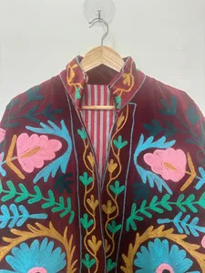 Chaqueta Boho Reversible Acolchada de Terciopelo Bordado Suzani, Hecha a Mano, con Diseño Floral, Prenda Exterior Bohemia, Regalo de Moda Único para Ella - Product Image 3