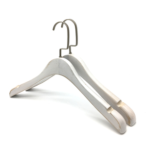 Cintres en bois blanc vieilli de bonne qualité pour vêtements, avec logo, fabrication directe, cintres personnalisés, prix compétitif, cintres épais pour manteaux - Product Image 1