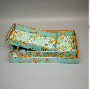 Bandeja rectangular con incrustaciones de hueso y diseño floral en azul verdoso, disponible a precios de mayoreo para detalles interiores vibrantes y comercio minorista de boutique. - Product Image 1