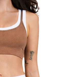 Ensemble de sport pour femme : soutien-gorge contrastant marron mocha et blanc et pantalon évasé taille haute extensible pour yoga, fitness, gym – Vente en gros OEM personnalisée - Product Image 5