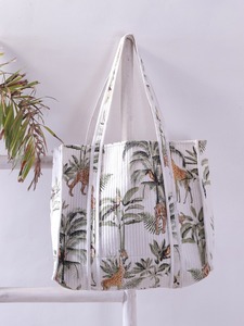Bolso de Hombro Acolchado de Algodón con Estampado de Diseñador, Elegante Bolso de Noche con Acabado Premium - Product Image 3