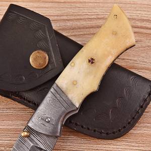 Couteau de chasse pliant artisanal en acier de Damas UA Supplies, manche en os teinté, verrouillage Liner Lock, pour extérieur, EDC, qualité industrielle, personnalisé - Product Image 3