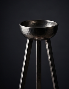 Support de bougie moderne minimaliste en métal, trépied, finition argentée élégante, texture moulée, candélabre architectural de table - Product Image 4