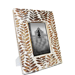 Marco de Fotos de Madera de Diseño con Acabado Premium, Elegante Exhibición de Sobremesa para Interiores con Estilo - Product Image 1