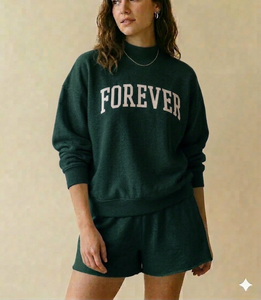 Ensemble col roulé et short pour femme, inspiré de l'esthétique décontractée des modèles, offrant une tenue naturellement stylée et équilibrée - Product Image 1