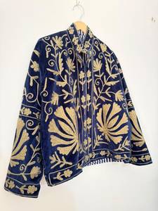 Manteau d'automne en velours bleu marine brodé Suzani, écologique et de qualité supérieure |   Veste ethnique bohème florale pour femmes |   Broderie artisanale de luxe - Product Image 3