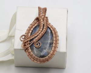 Pendentif ovale en améthrine enroulé sur fil de cuivre |   Bijoux faits à la main en améthyste naturelle |   Pendentif en cristal de guérison taille unique - Product Image 2
