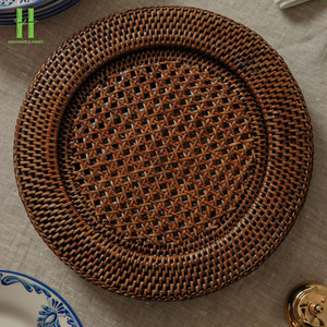 Assiettes de présentation rondes en rotin tressé faites à la main, design moderne, décoration murale, dessous de plat en rotin fleuri, fabriquées au Vietnam - Product Image 4