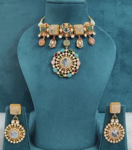 Collier de qualité supérieure avec de magnifiques boucles d'oreilles, ensemble de collier unique inspiré de Sabyasachi, idéal pour les occasions spéciales - Product Image 2