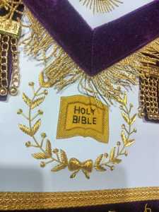 Tablier maçonnique en velours violet avec broderie dorée, symbole de l'œil de la Sainte Bible, forme carrée, accessoire de décoration artisanal fait main - Product Image 4
