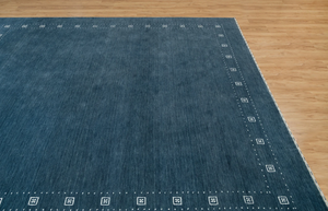 Alfombra Gabbeh Azul Grisácea con Borde Tribal Blanco, Alfombra de Lana Hecha a Mano, Alfombra Grande para Piso, Decoración Acogedora para el Hogar - Product Image 2
